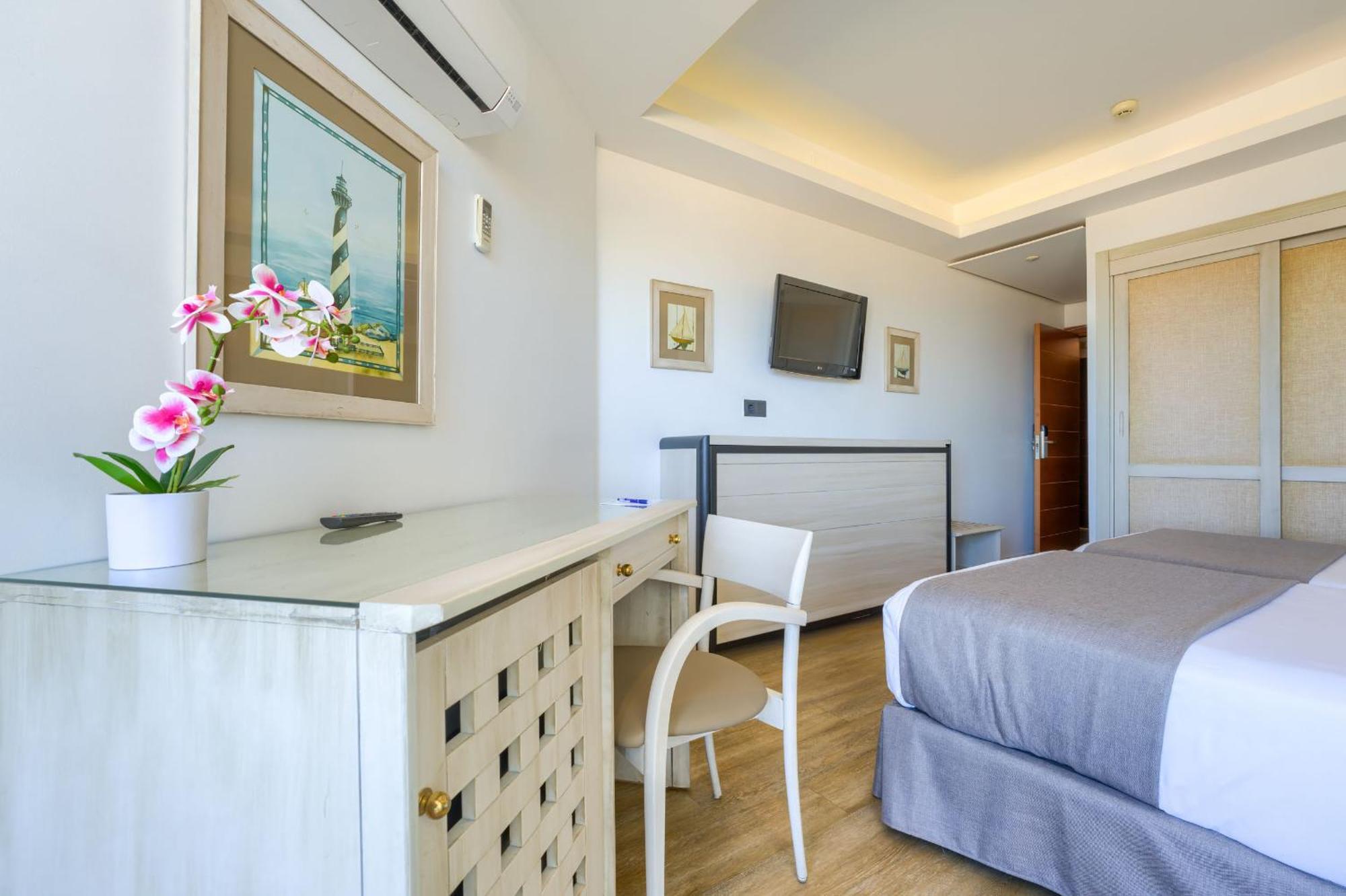 Puerto Bahia & Hotel 4*
